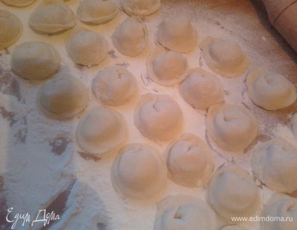 тесто тонко раскатать,вырезать кружочки,я вырезаю большим стаканом.положить на центр кружочка фарш и слепить пельмень.