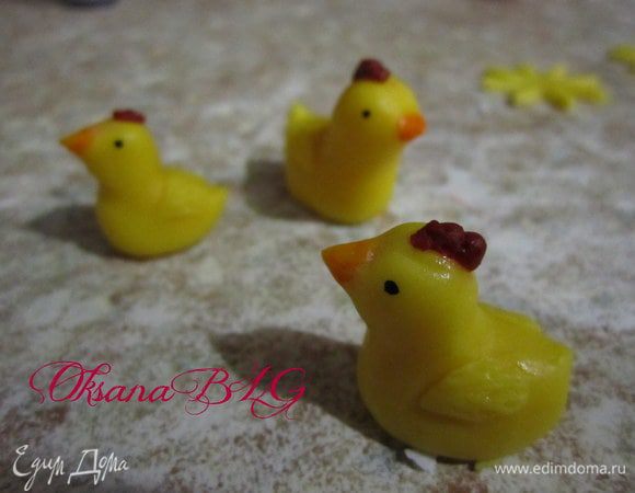 Нарисовать глазки и прикрепить гребешок. Оставить подсыхать.