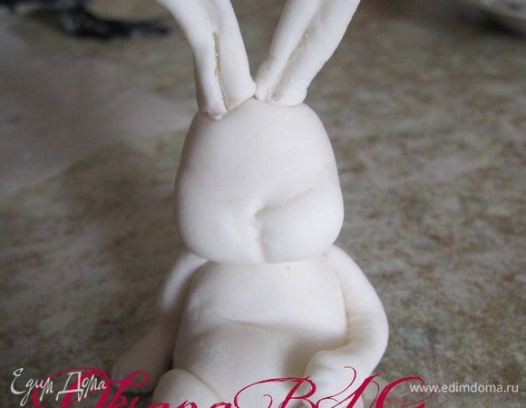 Прикрепить голову кролика, можно на зубочистку или на спагетти.