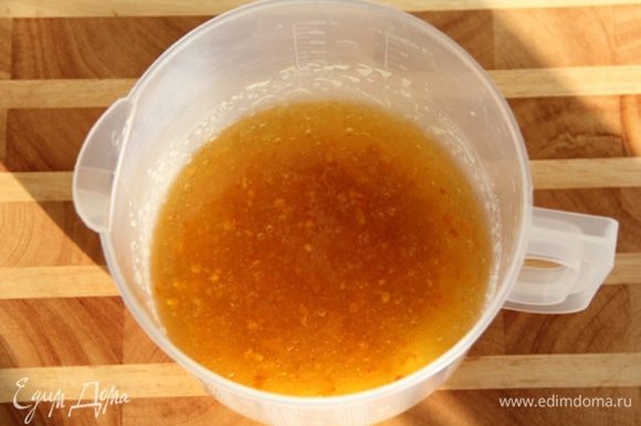Если мед засахаренный, растопить его на водяной бане. Мед смешать с апельсиновым вареньем. Лучше, если варенье будет пюреобразное без крупных долек фруктов. Вместо апельсинового варенья можно использовать любое фруктовое или овощное (но не ягодное) варенье, например, абрикосовое, сливовое, тыквенное и т.д.