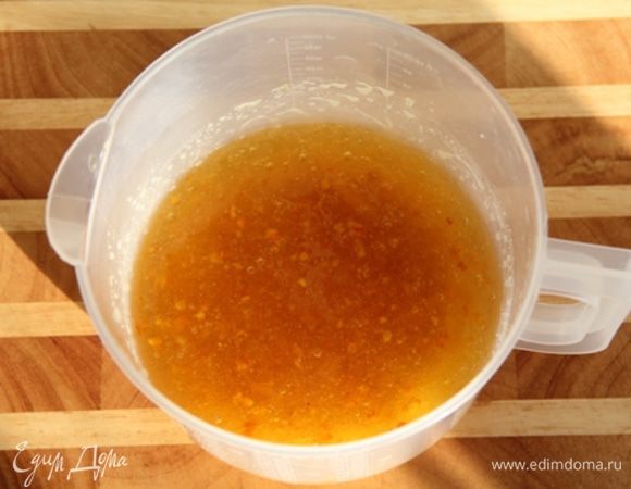 Если мед засахаренный, растопить его на водяной бане. Мед смешать с апельсиновым вареньем. Лучше, если варенье будет пюреобразное без крупных долек фруктов. Вместо апельсинового варенья можно использовать любое фруктовое или овощное (но не ягодное) варенье, например, абрикосовое, сливовое, тыквенное и т.д.