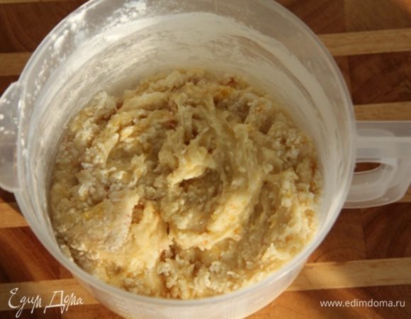 Добавить муку и тщательно перемешать. Если тесто получается слишком густым, что ложка с трудом проворачивается, добавить, 2-3 ст.л. лимонного сока (или любого сока, или ликера). 