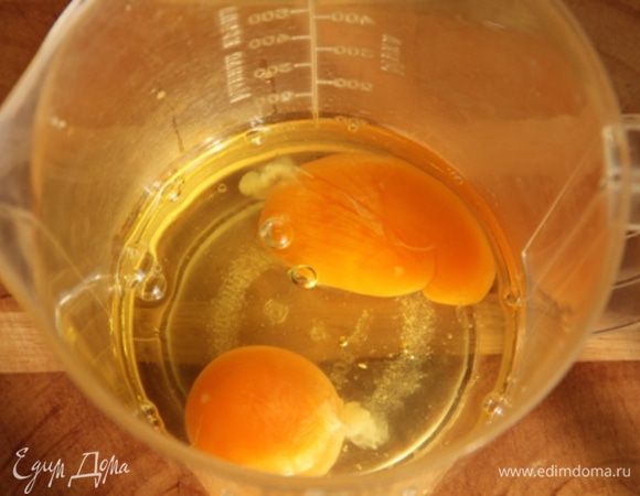 Яйца взбить вместе с растительным маслом (5 минут). Добавить погашенную лимонным соком соду. Размешать. Добавить щепотку соли, корицу, мускатный орех, имбирь. Тщательно взбить.