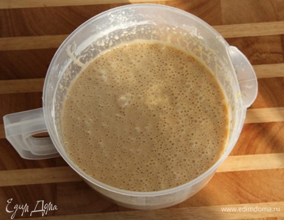 Яйца вылить в тесто и тщательно перемешать миксером или венчиком.