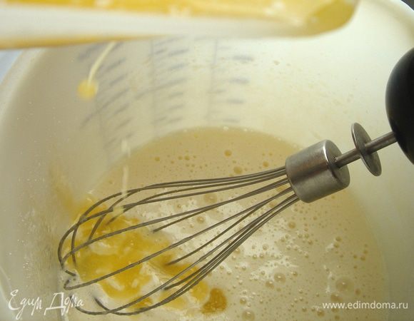 Яйцо взбить с сахаром добела.Сливочное масло растопить и тонкой струйкой влить в яичную смесь,помешивая венчиком.