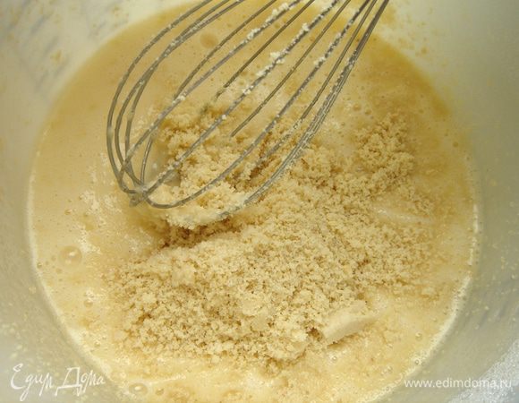 Всыпать ореховую муку и размешать.Затем добавить муку с разрыхлителем,солью и ванилином.