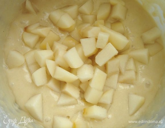 Груши разрезать пополам.От каждой половины срезать по две тонкие пластины и оставить их для украшения.Оставшуюся грушу нарезать на кусочки и сбрызнуть лимонным соком.Добавить кусочки груши в тесто.