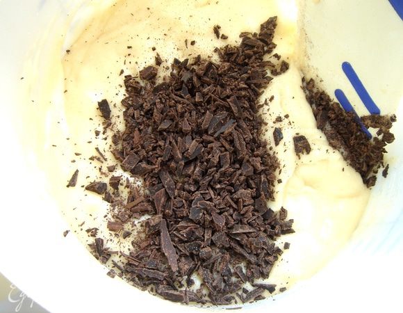 Шоколад и грецкие орехи измельчить до небольших кусочков.Добавить в тесто.