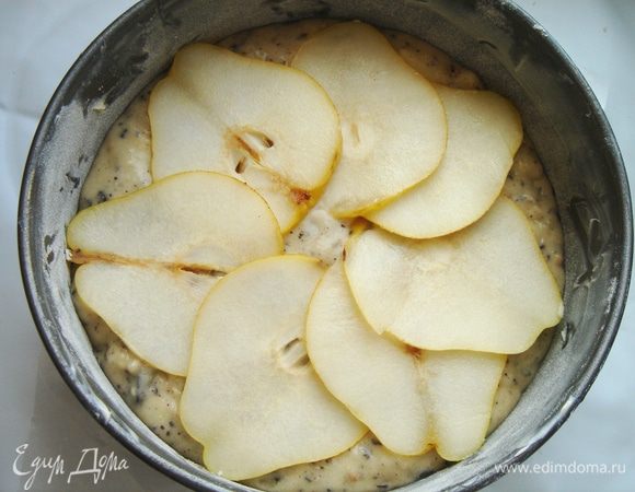 Тесто выложить в разъёмную форму для выпечки,застеленную пергаментом или смазанную маслом.На тесто по кругу выложить грушевые пластинки.