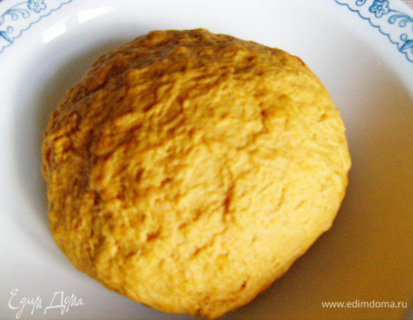 Из муки,200 мл.воды,паприки,масла и соли замесить мягкое,эластичное тесто(кол-во воды может зависеть от муки,одна мука возьмёт пол стакана,другая мука-полный стакан)Дать тесту постоять.