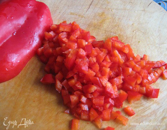 Перец очистить от плодоножки и семян,мелко нарезать,чеснок измельчить,добавить перец и чеснок к творогу,посолить,поперчить,хорошо перемешать.