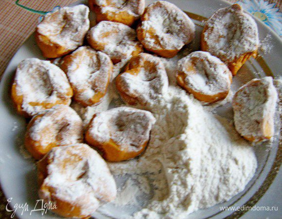 нарезать кусочками,обвалять в муке и раскатать кружочки.