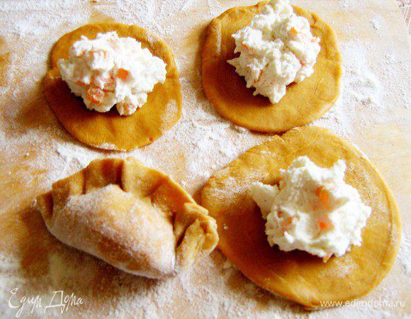 В середину каждого кружка выложить ложку начинки,плотно защипать края теста.