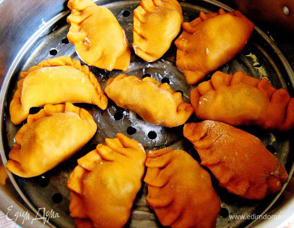 Круги мантышницы смазать маслом,аккуратно на круги разложить вареники и поставить на уже кипящую кастрюлю с водой.