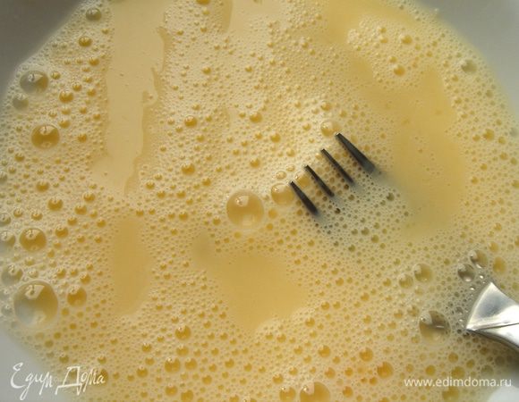 Яйца смешать с ледяной водой и лимонным соком.