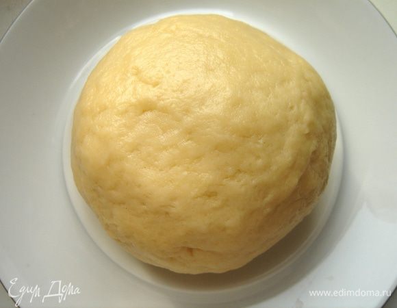 Соединить мучную и яичную смеси.Замесить тесто и убрать его на час в холодильник.