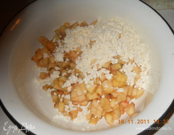 Берем яблоки (сладкие или кисло-сладкие) и вырезаем у них сердцевину. С кожурой можете поступать на свое усмотрение, смотря какие яблоки. Нарезаем их кубиками и добавляем хорошо растертый творог.