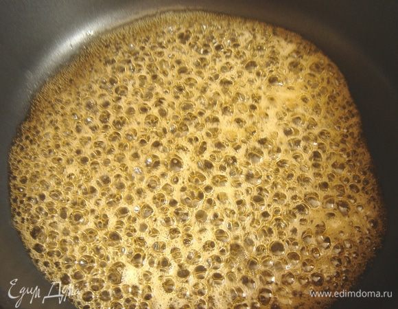 Для начинки очистить груши,нарезать их на небольшими кубиками.На сковороде прогреть сливочное масло и мёд