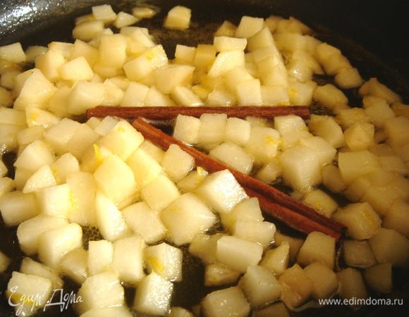 Добавить в мёд груши,лимонную цедру,сок и палочку корицы.Немного прогреть так,чтобы кусочки груши оставались крепкими.