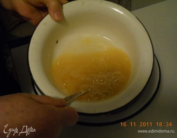 Слегка взбиваем яйца, до исчезновения прожилок, добавляем к ним сахар и сливочное масло. Ванильного сахара - по вкусу.