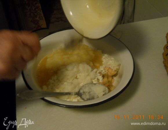 И добавляем в нашу приготовленную массу с яблоками и всем остальным.