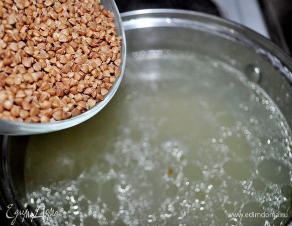 В кипящий бульон засыпать гречку(предварительно промыть и подсушить)варить 15-18 минут,до готовности.