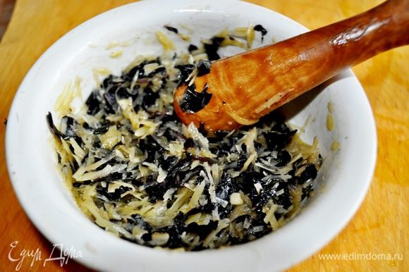 Пока варится гречка сделать заправку: зубчик чеснока, листики базилика и соль растолочь в ступке. Смешать с сыром, прибавляя понемногу оливковое масло.Хорошо перемешать.Оставить.