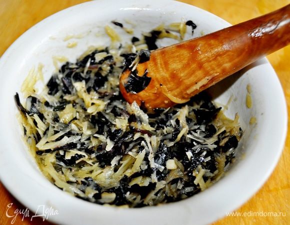 Пока варится гречка сделать заправку:
зубчик чеснока, листики базилика и соль растолочь в ступке. Смешать с сыром, прибавляя понемногу оливковое масло.Хорошо перемешать.Оставить.