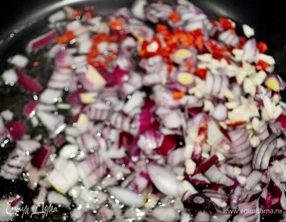 Лук,чеснок мелко нарезать,у чили удалить семена и тоже мелко нарезать,спассеровать овощи на оливковом масле,помешивая 6-8 минут,добавить щепотку тимьяна.