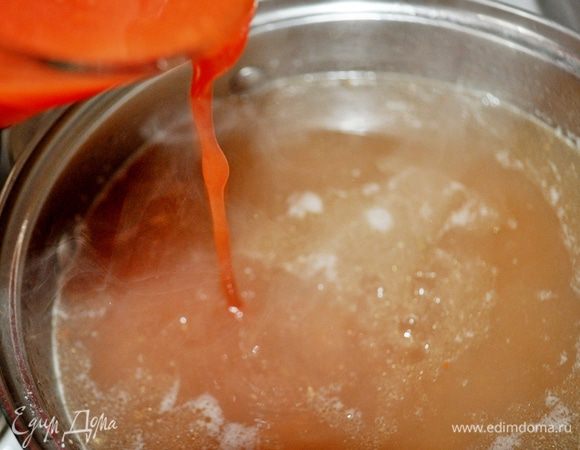 Влить в кастрюлю с гречкой томатный сок, 