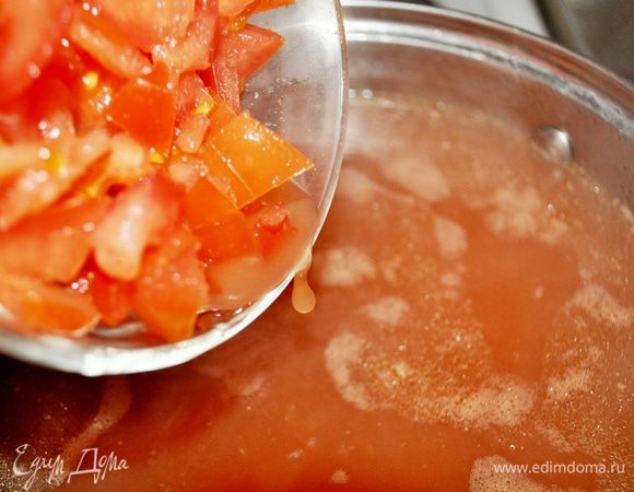 положить нарезанные мелкими кубиками помидоры