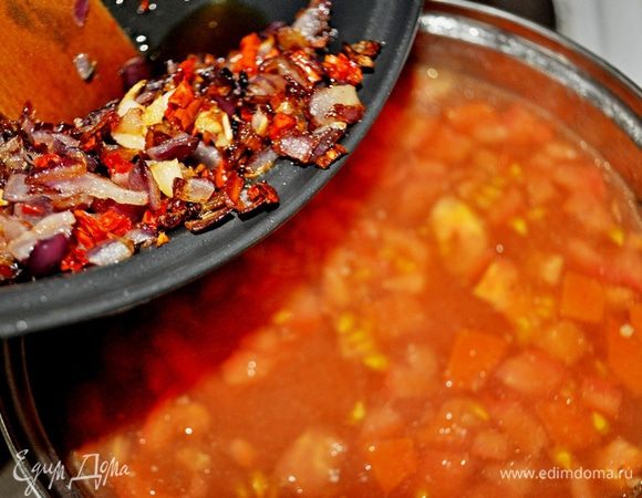 пассерованные лук,перец и чеснок, тимьян. Посолить, поперчить по вкусу. Дать покипеть 5 мин. и снять с огня.