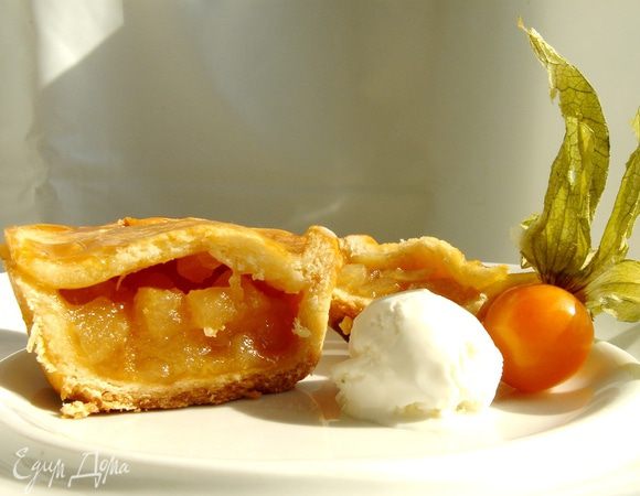 Смазать пирожки яйцом(я не смазывала) и выпекать при 200*С около получаса.Готовые пирожки немного остудить и извлечь из формы.Горячие хорошо подать с ванильным мороженым.Приятного аппетита!