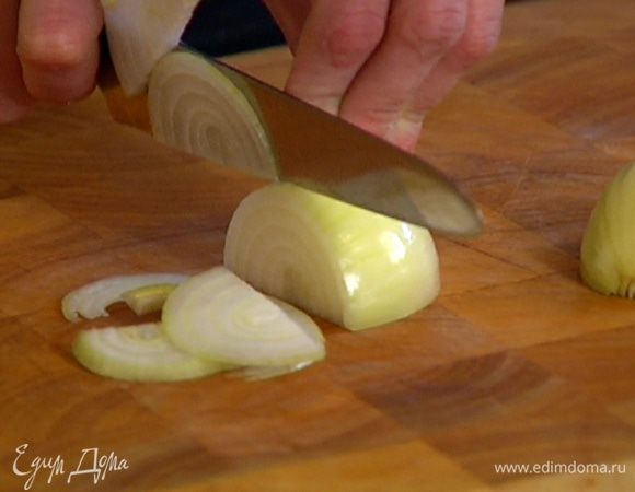 Лук почистить и мелко порубить.