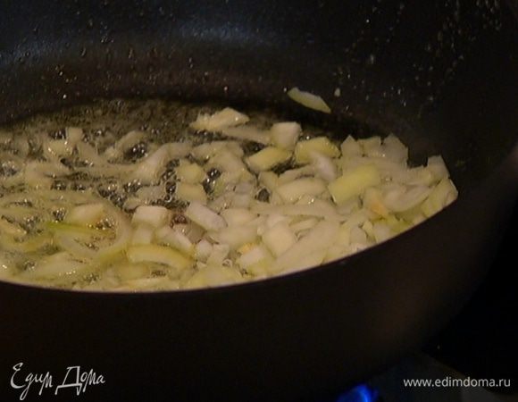 Разогреть в сковороде сливочное масло и обжарить лук до прозрачности или до золотистого цвета — как вам нравится.