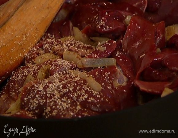 Печень промыть, выложить к луку, добавить мускатный орех, листья тимьяна, перец и соль. Обжаривать несколько минут до готовности печени (внутри она должна остаться слегка розоватой).