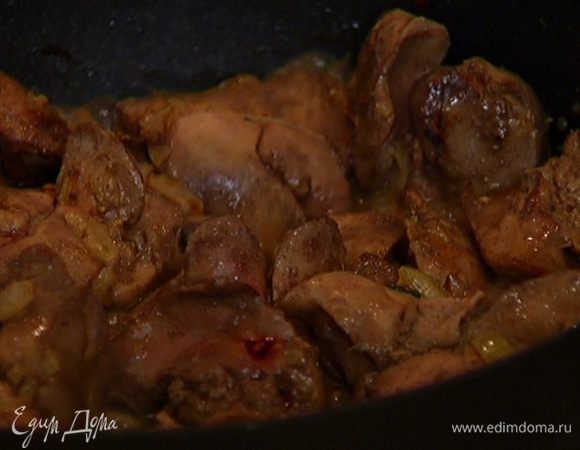 Влить коньяк и дать алкоголю выпариться, затем подержать на огне еще пару минут.