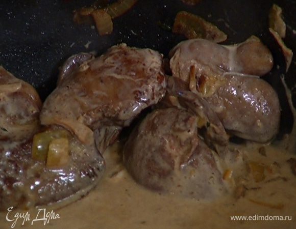 Влить сливки, выключить огонь, все перемешать.