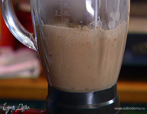 Печень с луком взбить в блендере в однородную массу, по мере необходимости добавляя сливочный соус (паштет не должен получиться жидким!).