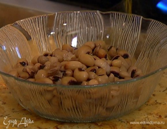 Фасоль замочить на несколько часов, а лучше на ночь, затем отварить.