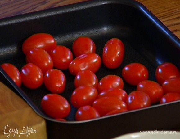 Помидоры черри выложить в глубокий противень, немного посыпать солью и черным перцем.