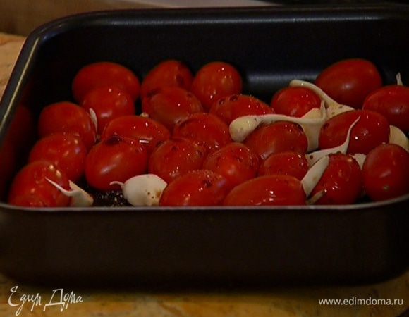 Чеснок почистить (молодой можно не чистить), добавить к помидорам, сбрызнуть все 1 ст. ложкой оливкового масла и бальзамическим уксусом, перемешать и запекать в разогретой духовке 15–20 минут.