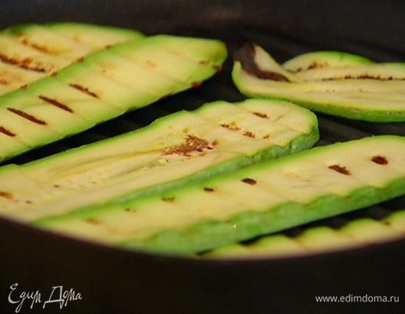 Разогреть сковороду-гриль и обжарить полоски цукини с обеих сторон.