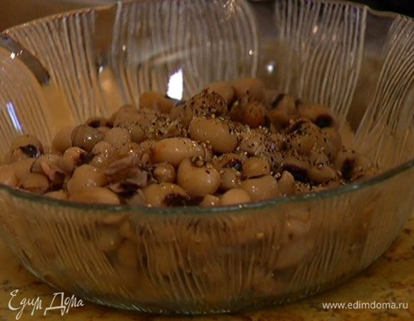 Готовую фасоль сбрызнуть оставшимся оливковым маслом, поперчить смесью нескольких видов перца, влить уксус из сидра, посолить.