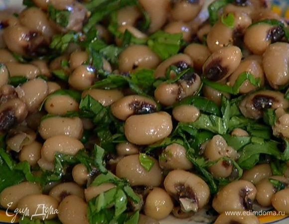 Базилик мелко порубить, добавить к фасоли и перемешать.