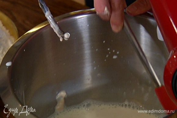 Приготовить тесто: 360 мл молока подогреть, соединить с дрожжами и 1 ч. ложкой сахара и вымешать в комбайне.