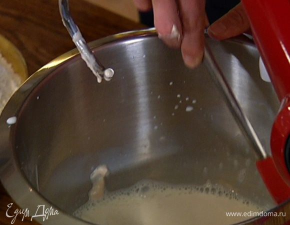 Приготовить тесто: 360 мл молока подогреть, соединить с дрожжами и 1 ч. ложкой сахара и вымешать в комбайне.