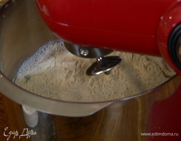 Не выключая комбайна, всыпать половину муки, добавить 4 яйца, влить ванильный экстракт, посолить.