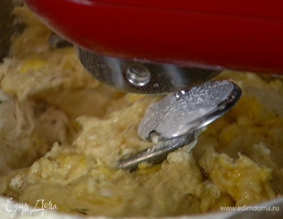 Ввести оставшуюся муку, 4 яйца и продолжать вымешивать.