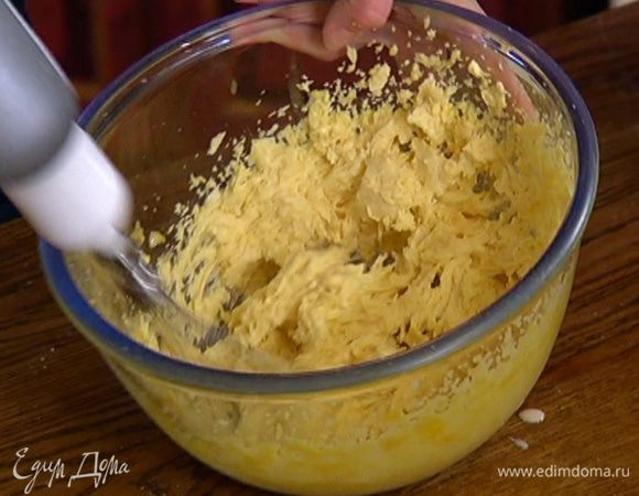 Соединить 3 желтка и 150 г сахара и взбить блендером. Не прекращая взбивать, порциями ввести 250 г предварительно размягченного сливочного масла.